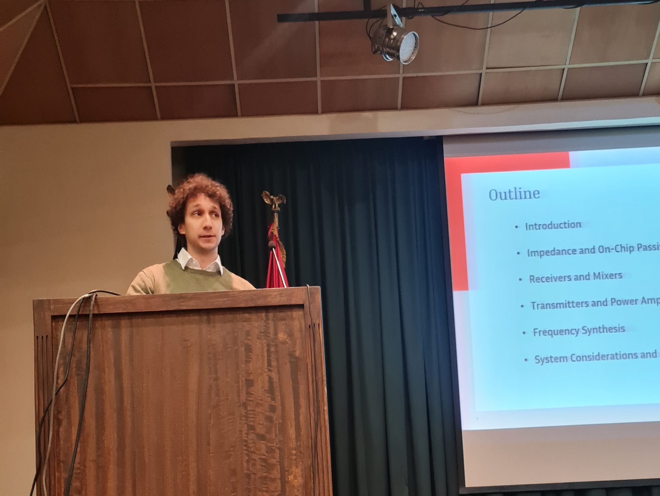Filip Maksimovic presentando en CANELOS 2023