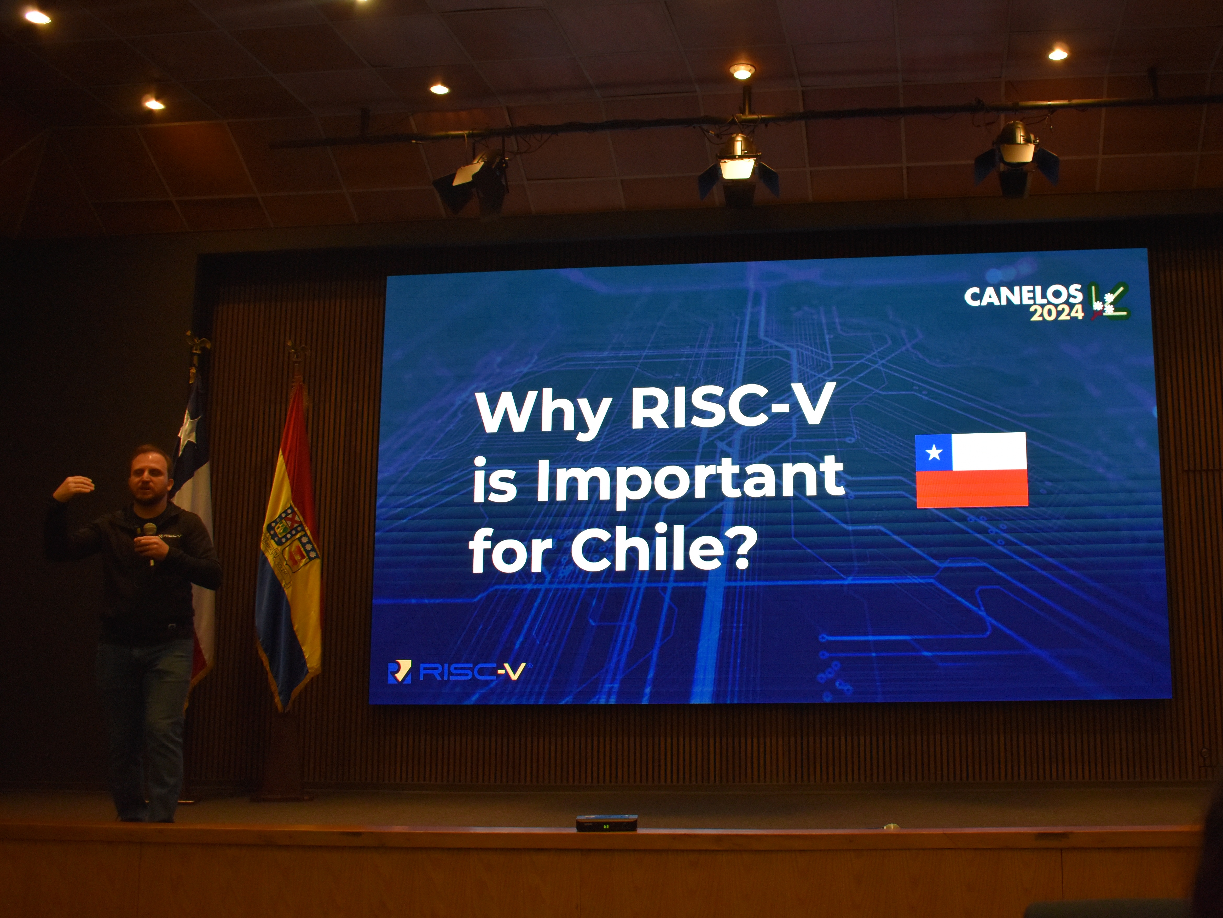 Rafael Sene presentando en CANELOS 2024